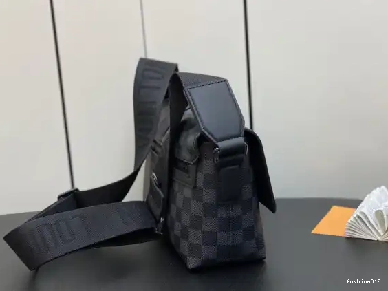 LOUIS Messenger S-Cape VUITTON 0323